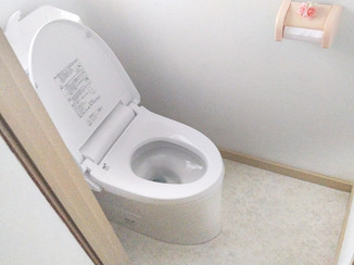 小工事 白で統一した清潔感のあるトイレ