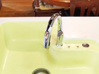 キッチンリフォーム 使い勝手よく節水もできる、浄水機付きタッチレス水栓