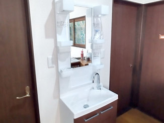 洗面リフォーム 2階でもお湯が使えるようになった、小型温水器付の洗面化粧台