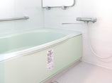 バスルームリフォームグリーンの浴槽がさわやかなお風呂と、使い勝手の良い洗面所
