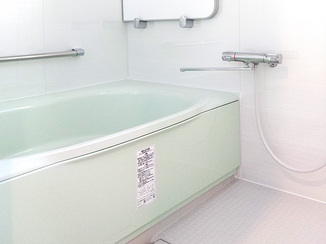 バスルームリフォーム グリーンの浴槽がさわやかなお風呂と、使い勝手の良い洗面所