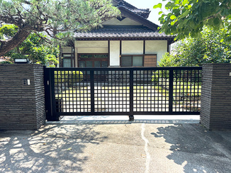 エクステリアリフォーム 家の中から開閉でき、楽になった電動門扉