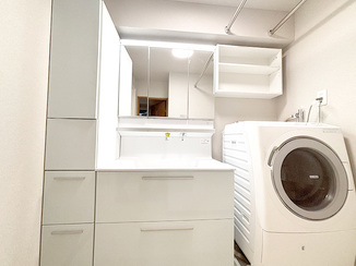 洗面リフォーム 収納量が増え、生活感を抑えられる洗面室