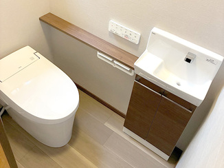 トイレリフォーム タンクレス型で空間が広く感じられる、すっきりとしたレストルーム