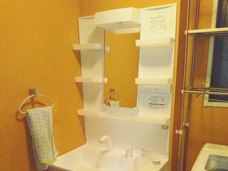 洗面リフォーム 明るいオレンジカラーで温かみのある洗面所