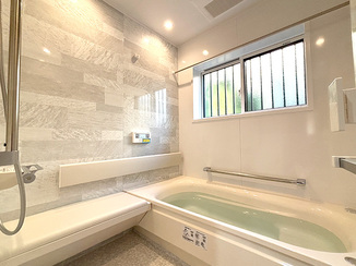バスルームリフォーム 年齢を重ねても安心して使えるベンチ付きの浴室