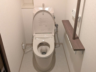 トイレリフォーム 白を基調とした、シンプルなレストルーム